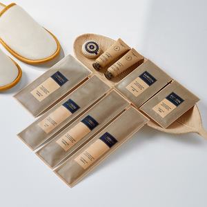 <span class=keywords><strong>Kit</strong></span> de Produits d'Accueil Haut de Gamme Jetables pour Hôtel, Trousse de Toilette de Voyage Personnalisée avec Gel Douche et Chaussons OEM Fournitures pour Invités - Product Image 2