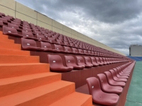 Siège de stade ergonomique à dossier haut avec matériau PE/HDPE, design imperméable pour une utilisation en extérieur/en intérieur lors de longues compétitions