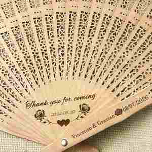 Abanicos Plegables de Sándalo Personalizados para Invitados - Abanicos de Madera Grabados, Recuerdos para Fiestas de Verano y Bodas - Product Image 1