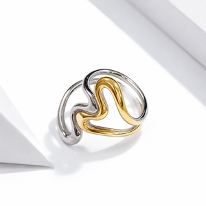 Anillo de Acero Inoxidable de Dos Tonos con Cinta Entrelazada, Chapado al Vacío en Oro de 14K, Joyería Escultural de Diseño - Product Image 1