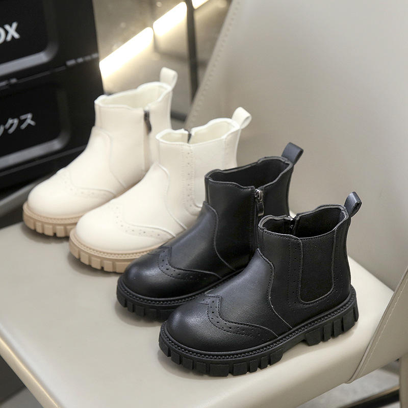 รองเท้าบูทสีดำ