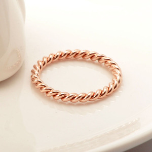 Bague torsadée style star de la télévision coréenne, en or rose, pour femme, design tressé torsadé, en acier titane - Product Image 2