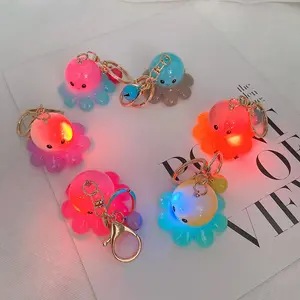 Groothandelsprijs Cartoon Acryl Sleutelhanger Dier Octopus Mini Sleutelhanger Led Licht Regenboog Vrienden Geluid Sleutelhanger Voor Tas