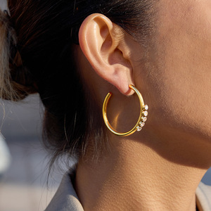 Aros de Acero Inoxidable 18K con Zirconia Redonda, Minimalistas para Uso Diario - Product Image 3