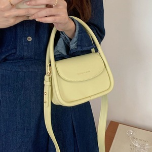 แฟชั่นและกระเป๋า กระเป๋าสะพายข้างผู้หญิง สีแดง กระเป๋าทรงสี่เหลี่ยมเล็ก หัวเข็มขัดแม่เหล็ก ใช้ได้ทุกวัน - Product Image 3