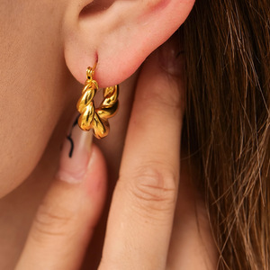 Pendientes de Aro Geométricos de Acero Inoxidable Dorado para Uso Diario - Product Image 2