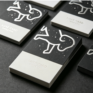 Tarjetas de presentación personalizadas con estampado en lámina plateada, diseño minimalista en contraste blanco y negro con patrón de estrella y perro, tarjetas de presentación de papel grueso de lujo para empresas. - Product Image 1