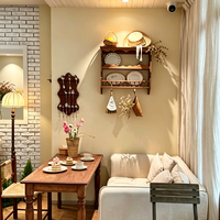 Bar de café en bois massif sur mesure avec un design intérieur luxueux
