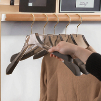 Cintres en acrylique durables robustes suspendus en plastique antidérapant pour les magasins Cintres en acrylique de style nouveau pour vêtements