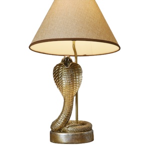 Lámpara de mesa de serpiente de animales dorados de resina para decoración del hogar de calidad superior moderna - Product Image 1