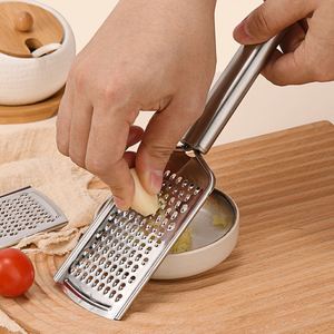 Râpe à fromage en acier inoxydable 304 avec poignée suspendue, ustensile de cuisine personnalisé, sûr pour les aliments, idéal pour le gingembre - Vente en gros - Product Image 4