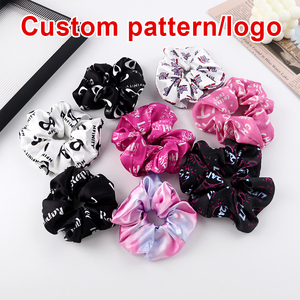 SC3040C Op maat gemaakte bedrukte logo satijnen haarbandjes, gepersonaliseerde <span class=keywords><strong>scrunchies</strong></span> met aangepast patroon, inclusief aangepaste verpakking - Product Image 3