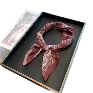 Pañuelo Cuadrado Pequeño de Seda Artística con Diseño Paisley de Alta Gama en Algodón y Lino, Pañuelo Cálido para el Cuello para Otoño e Invierno - Product Image 5