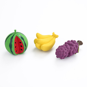 Jouets à mâcher de luxe pour chiens, en forme de fruits, écologiques, en latex, pour l'intérieur, avec couineur, réalistes et durables, motifs pastèque, banane, raisin - Product Image 1