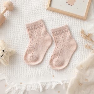 Calcetines de perlas suaves de primera calidad para bebés, con material acogedor, flexibilidad, comodidad segura y un estilo atemporal para siempre. - Product Image 5