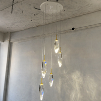 Lampe suspendue longue en cristal avec finition laiton, plaque de plafond de 50 cm pour plafond haut, éclairage d'escalier duplex