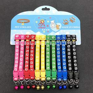 Collar Ajustable de Nailon para Perro con Hebilla de Liberación Rápida, Diseño Duradero con Estampado de Patas, Campana y Sistema de Seguridad para Mascotas - Product Image 6