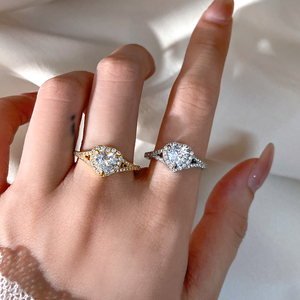 Anillo de compromiso y boda para mujer con circonita cúbica, diseño de halo con piedra principal en forma de corazón y banda hueca dividida, ideal para regalo al por mayor. - Product Image 4