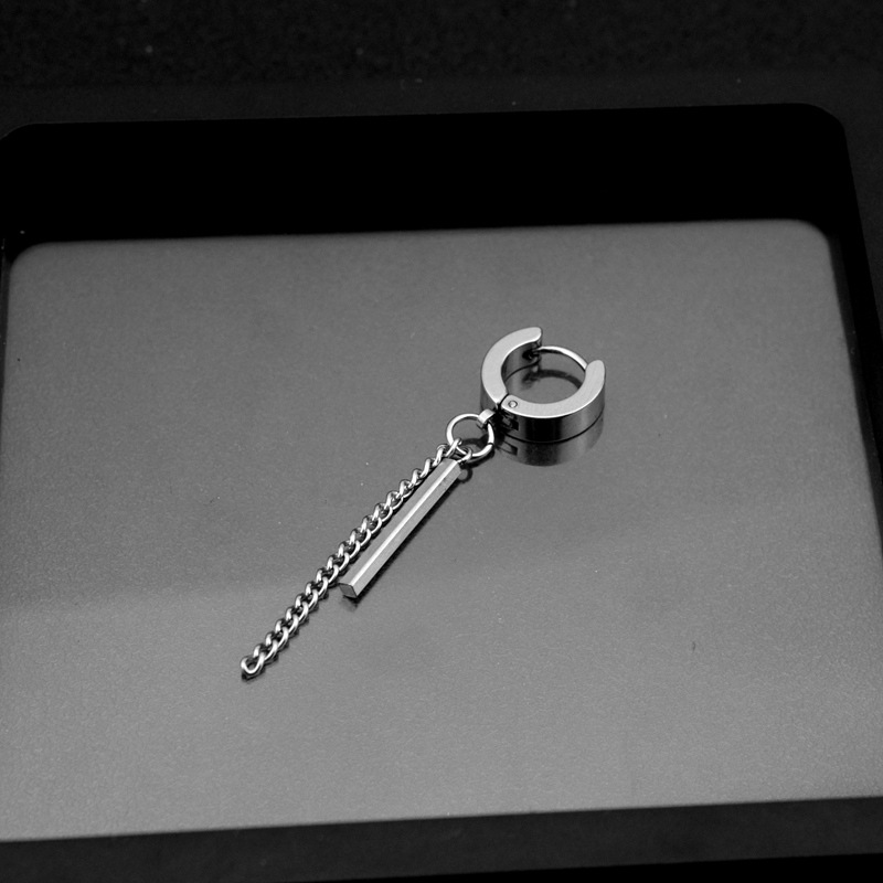 E026-S1 (Une boucle d'oreille avec trous pour les oreilles)