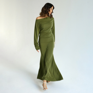Ensemble décontracté européen style décontracté, composé d'un haut à manches longues, coupe ajustée et flatteuse, épaules dénudées, et d'une longue jupe sirène à taille basse et tombé fluide. - Product Image 2