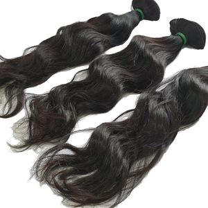 Extensions de cheveux brésiliens ondulés naturels 1B de luxe en gros, 8 à 28 pouces |   Cheveux vierges Remy 100% alignés dans le sens de la cuticule - Product Image 1