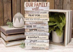Productos cristianos Nuestra familia se amará unos a otros Paleta apilada rústica Placa de pared de madera - Product Image 4