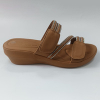Sandales compensées pour femmes en cuir PU de qualité supérieure avec doublure en tissu doux, semelle intermédiaire confortable et sangle réglable à scratch
