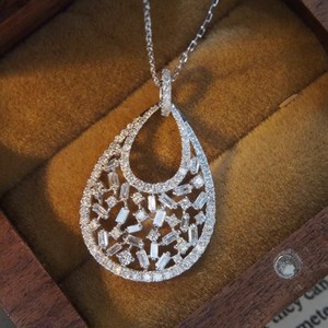 Collana in Oro Bianco con Diamanti, Pendente a Goccia Taglio Baguette, Diamanti Naturali Certificati GIA, Gioielli da Sposa, Stile Lusso Donna - Product Image 1