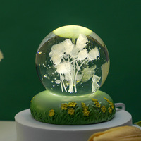Boule de cristal éclairée par LED de gravure décorative brillante avec sculpture intérieure 3D pour la décoration intérieure et le cadeau de souvenirs