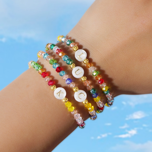 No MOQ fatto a mano placcato in <span class=keywords><strong>oro</strong></span> alla moda ciondolo conchiglia bohémien alfabeto A-Z lettere iniziali perline di cristallo colorato bracciale per bambini - Product Image 6