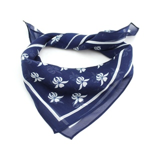 Vente en gros <span class=keywords><strong>bleu</strong></span> <span class=keywords><strong>marine</strong></span> blanc 100% mousseline <span class=keywords><strong>de</strong></span> <span class=keywords><strong>soie</strong></span> fille sac Bandanas fleur <span class=keywords><strong>carré</strong></span> impression personnalisé foulard foulard <span class=keywords><strong>soie</strong></span> pour les femmes - Product Image 3