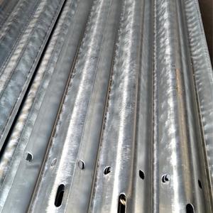 Barriere Antiurto per Autostrade Strade Rurali Travi Ondulate in Acciaio Q235 Zincato a Caldo Pannelli Guardrail ad Alto Impatto - Product Image 6
