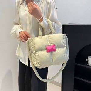 Sac à main matelassé imperméable de grande capacité personnalisé pour femmes, sac fourre-tout rembourré avec bandoulière pour l'été, l'automne et l'hiver - Product Image 4