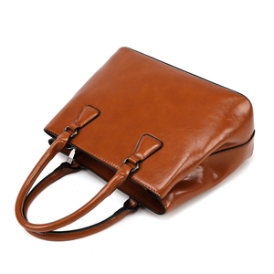 <span class=keywords><strong>Sac</strong></span> à bandoulière en cuir huilé grande capacité pour <span class=keywords><strong>femme</strong></span>, <span class=keywords><strong>sac</strong></span> fourre-tout multi-positions avec logo personnalisé pour les commandes en gros - Product Image 5