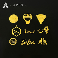 APEX Fábrica Personalizada Marca Grabado En Relieve Oro Metal Logo Nombre Placa Etiqueta Sombrero Zapatos Bolsa Ropa Aleación de Zinc Logo Etiqueta