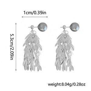 Boucles d'oreilles pendantes et clous de haute qualité en perles grises scintillantes avec pompon pour l'automne et l'hiver, accessoire polyvalent et délicat pour rehausser le visage - Product Image 3