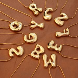 Collier Pendentif Lettre Initiale Gonflée en Acier Inoxydable Plaqué Or, Mini Bijou Fantaisie pour Femme - Product Image 3