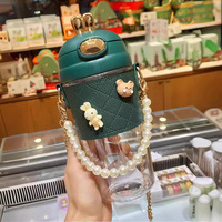 Bouteille d'eau pour enfants en gros 380ml 580ml mignon oreilles de lapin perles en métal chaîne sangle bouteille d'eau en plastique avec paille