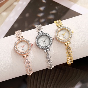 Montre-bracelet pour femme ornée de cristaux, cadran en nacre argenté - Product Image 4