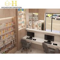 Meuble de pharmacie moderne et lumineux, combinant rangement et présentation, avec tiroirs et vitrine
