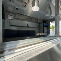 Remorque alimentaire commerciale robuste de 20 pieds avec murs isolés et système d'évacuation pour la vente de nourriture de rue en hiver