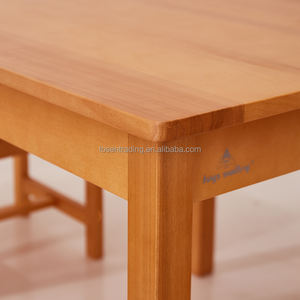 Mesa de Estudio de Madera y Cuatro Sillas, Diseño Clásico para Niños, Color Natural - Product Image 4