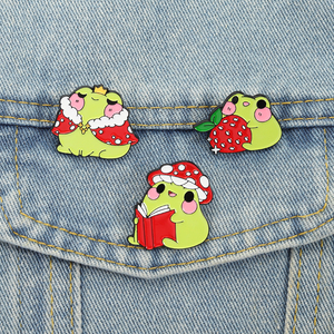 Broches en émail mignonnes en forme de grenouille verte tenant une fraise, broche d'animal adorable, broche de revers, sac à dos, bijoux de mode, vente en gros - Product Image 1