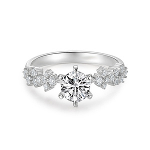 Anello di Fidanzamento F1007 per Donna in Oro Bianco con Diamante Taglio Brillante Rotondo, Pietra Principale Colore G Naturale e Diamanti Laterali - Product Image 6