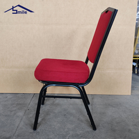 Chaise de banquet en fer durable avec trou pour poignée, design moderne, empilable, dossier solide pour hôtel, location événementielle