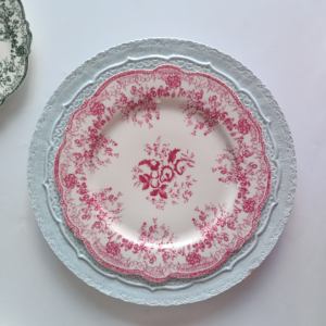 أطباق عشاء سيراميك كلاسيكية بتصميم زهري أنيق، أطباق شاحن زفاف من البورسلين بحافة زهور لتأجير الفعاليات - Product Image 3