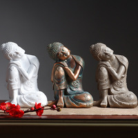 Petit décor de table personnalisé pour la maison bouddhisme thaïlande résine or design assis acolyte novice statue de moine statue de bouddha en méditation