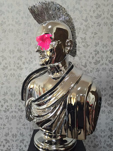 Statues de <span class=keywords><strong>buste</strong></span> en résine personnalisées en gros, sculpture de gladiateur <span class=keywords><strong>romain</strong></span> électro-plaquée <span class=keywords><strong>à</strong></span> <span class=keywords><strong>vendre</strong></span> - Product Image 2