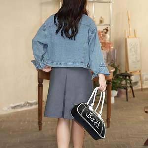 ชุดเสื้อแจ็คเก็ตยีนส์และกระโปรงจีบสำหรับผู้หญิงซูโจว สีฟ้าอ่อน ผ้าฝ้าย ไซส์พลัส แขนยาว ดีไซน์กระเป๋า รุ่น N8578 - Product Image 5
