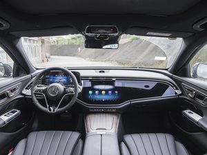 2024 <span class=keywords><strong>E</strong></span> 350 <span class=keywords><strong>E</strong></span> <span class=keywords><strong>L</strong></span> PHEV Sedan Versión China con paquete deportivo AMG Line y vehículo de nueva energía de rango eléctrico de 100km - Product Image 6